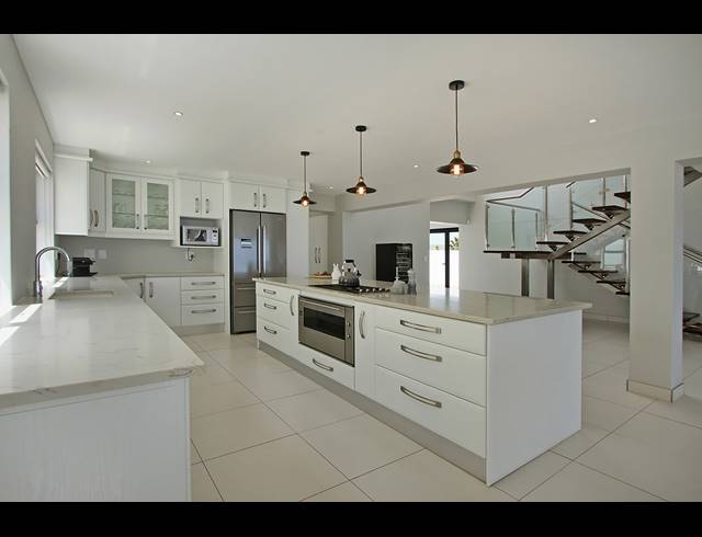 6 BEDROOM HOUSE FOR SALE IN GOLDEN MILE
